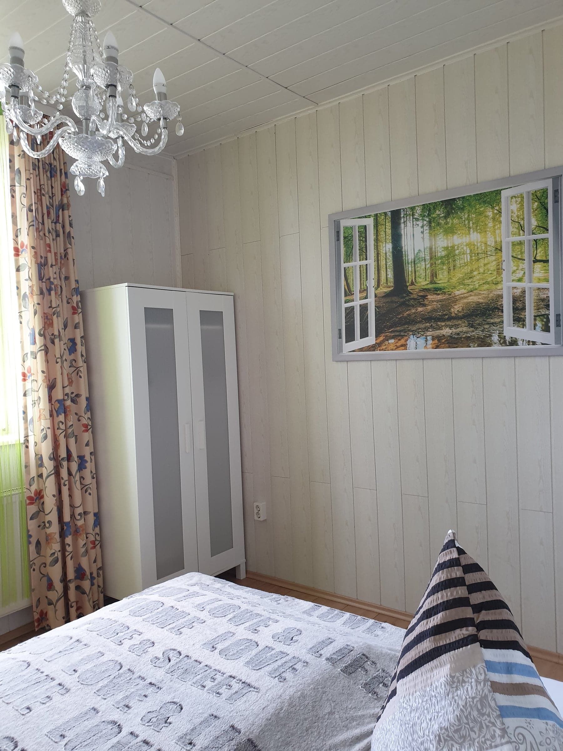 Deluxe-Doppelzimmer mit Kleiderschrank und Bett