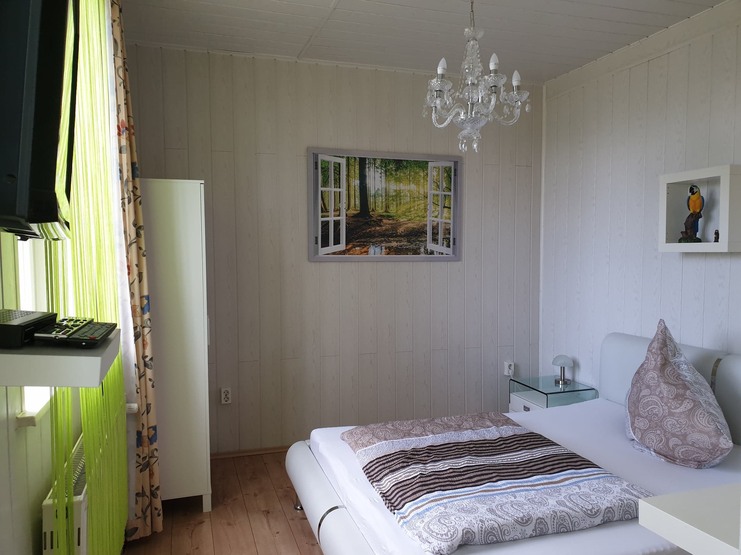 Deluxe-Doppelzimmer mit Fernseher und Kleiderschrank