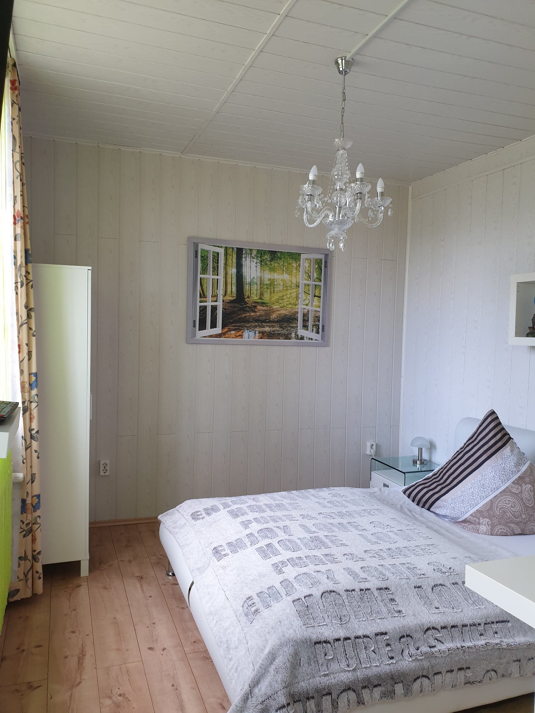 Deluxe-Doppelzimmer mit Doppelbett und Nachttischen