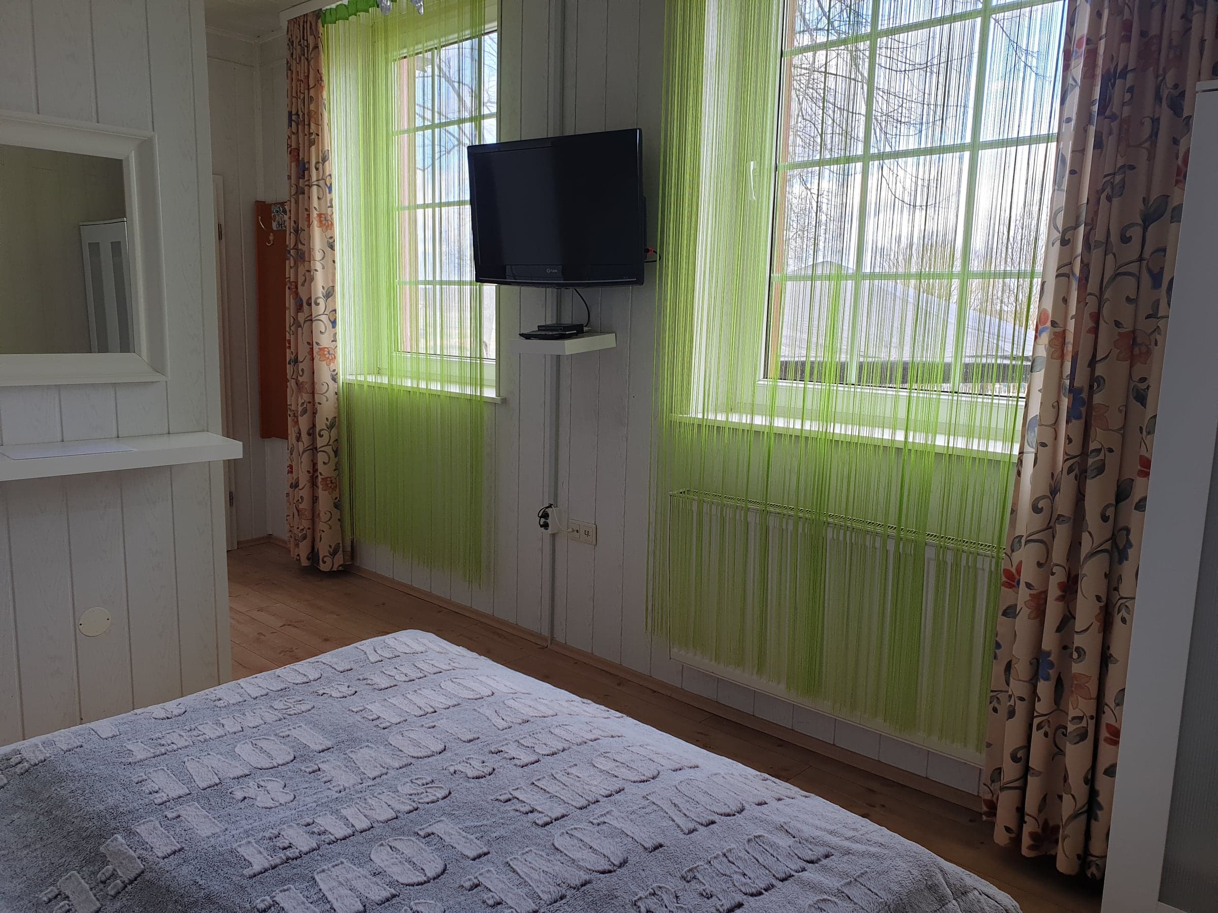 Deluxe-Doppelzimmer mit zwei Fenstern und Fernseher