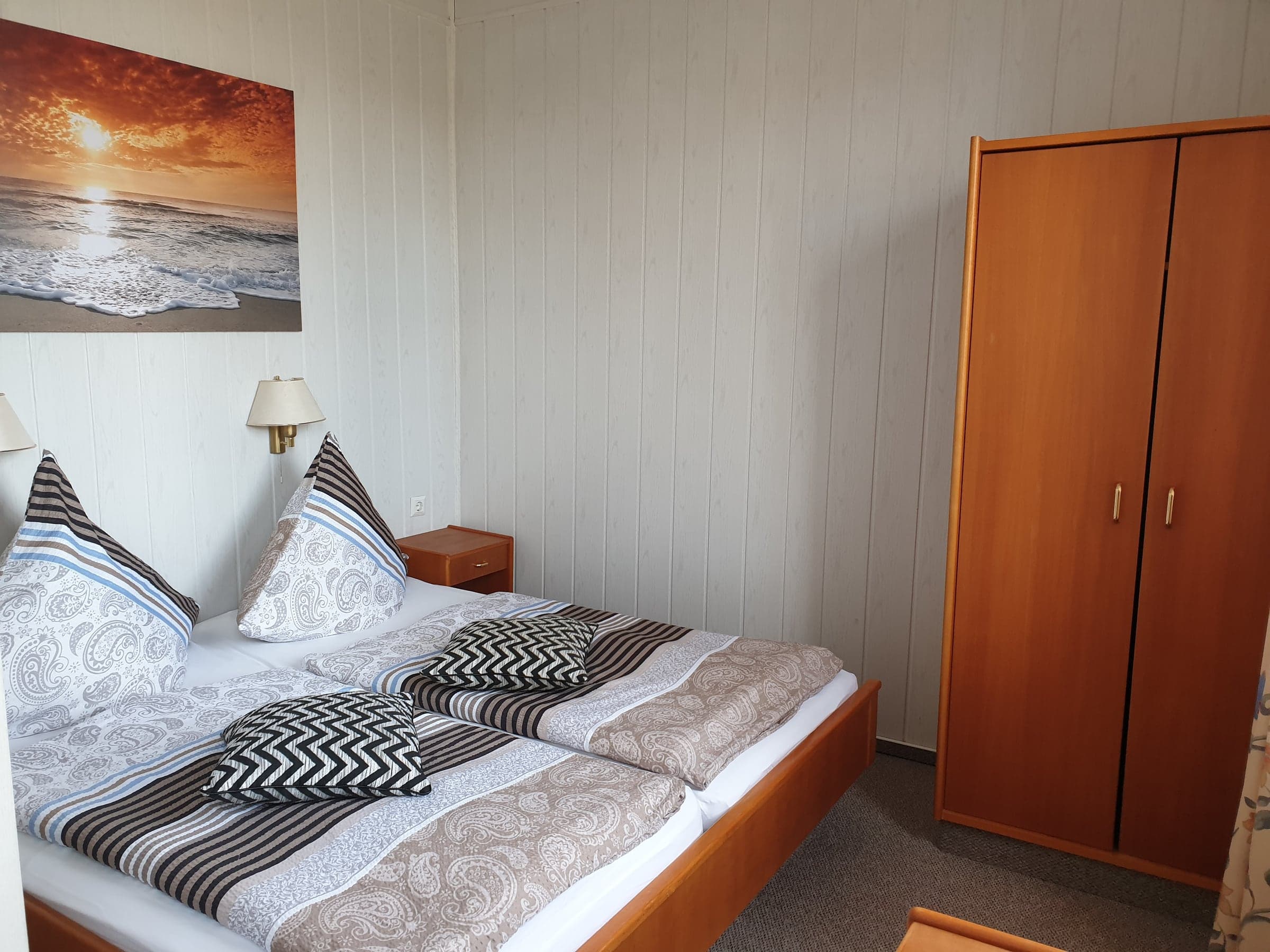 Doppelzimmer 1 mit Doppelbett und Kleiderschrank