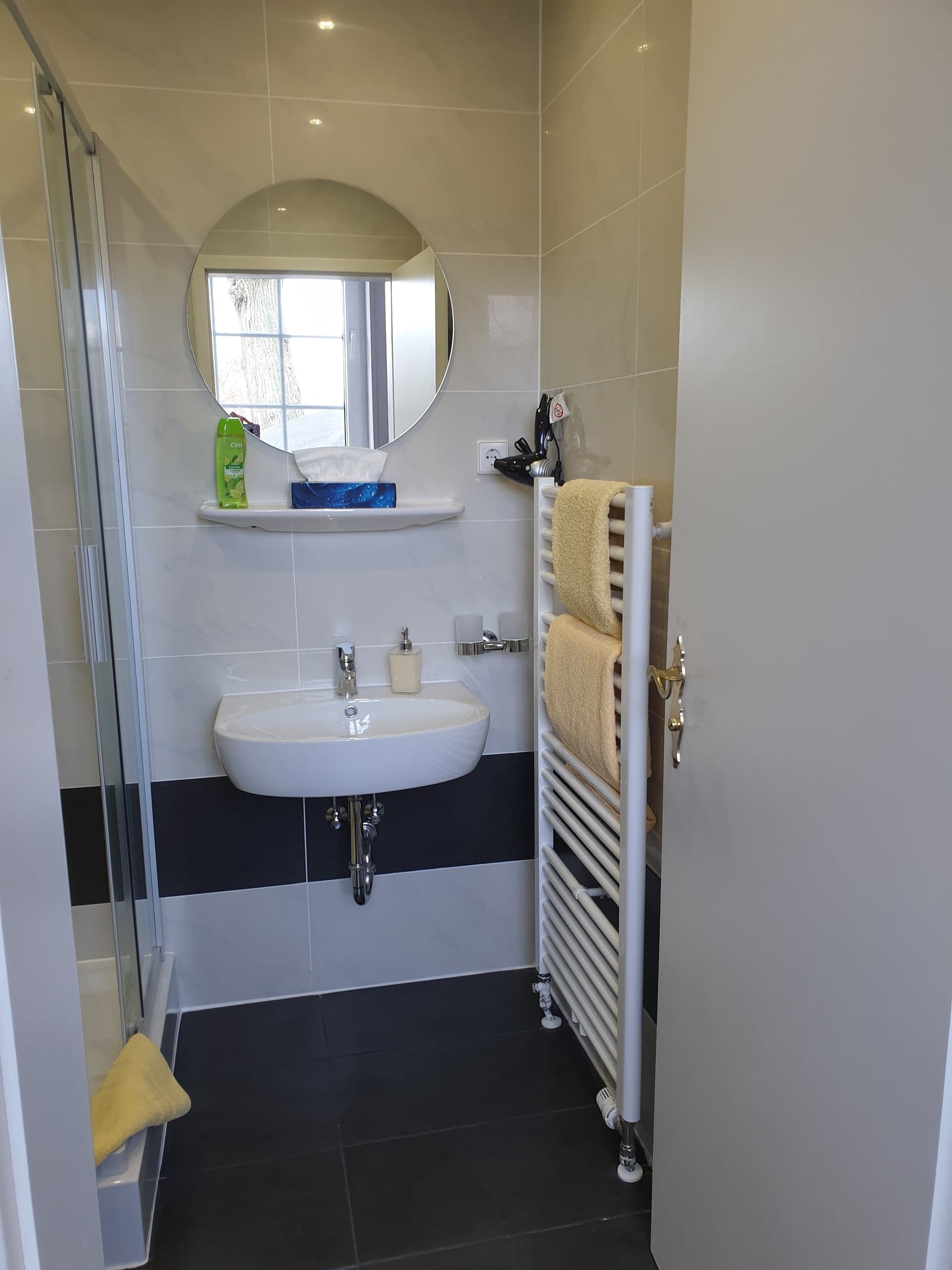 Bad von Doppelzimmer 1 mit Waschbecken und Handtuchheizkörper