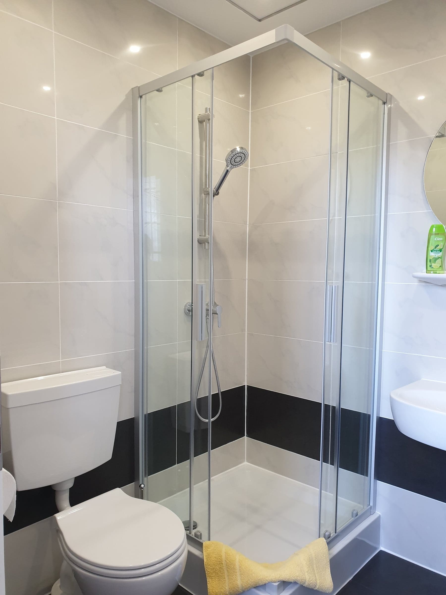 Bad von Doppelzimmer 1 mit Dusche und WC