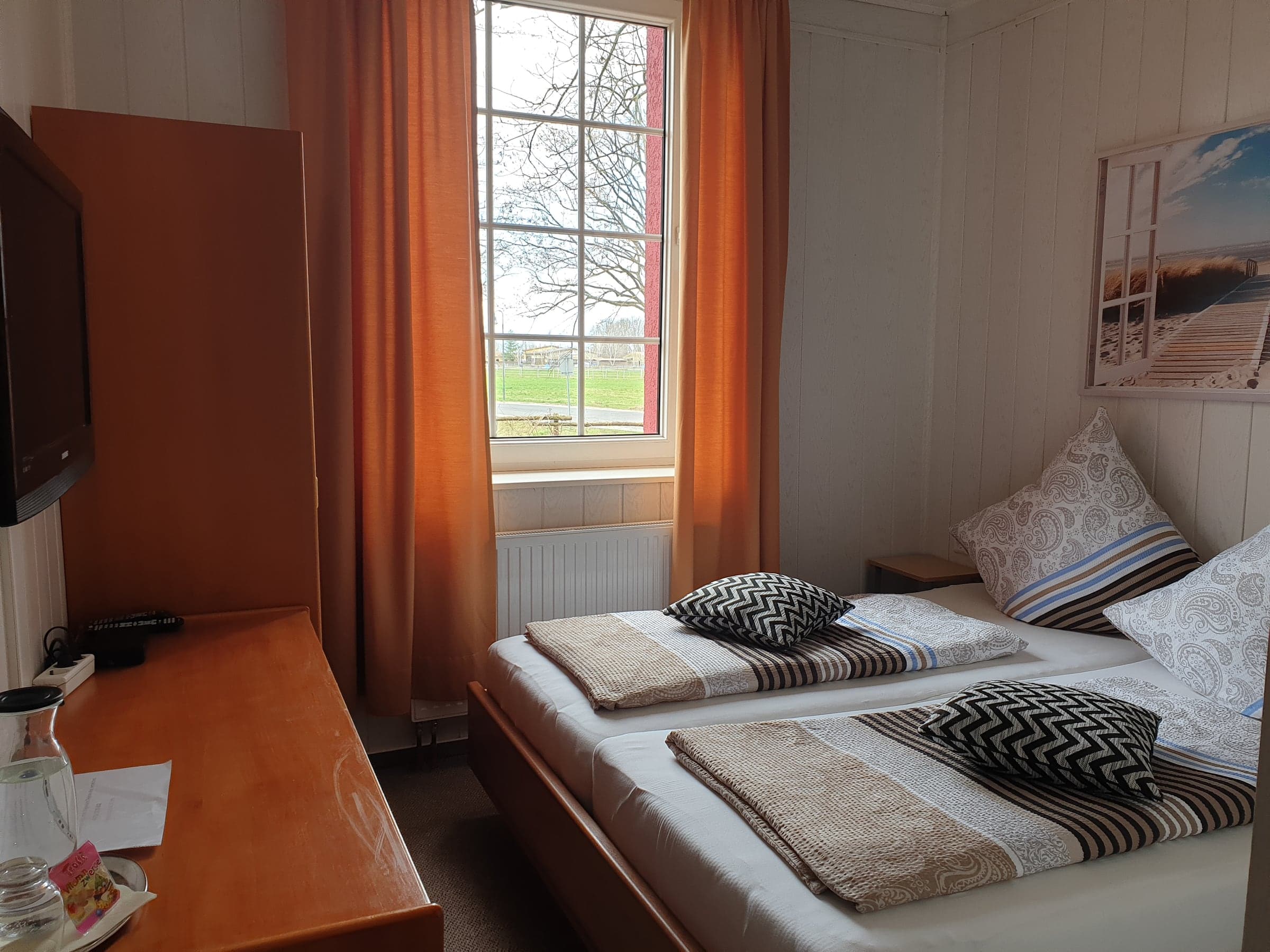 Doppelzimmer 2 mit Fenster zum Garten