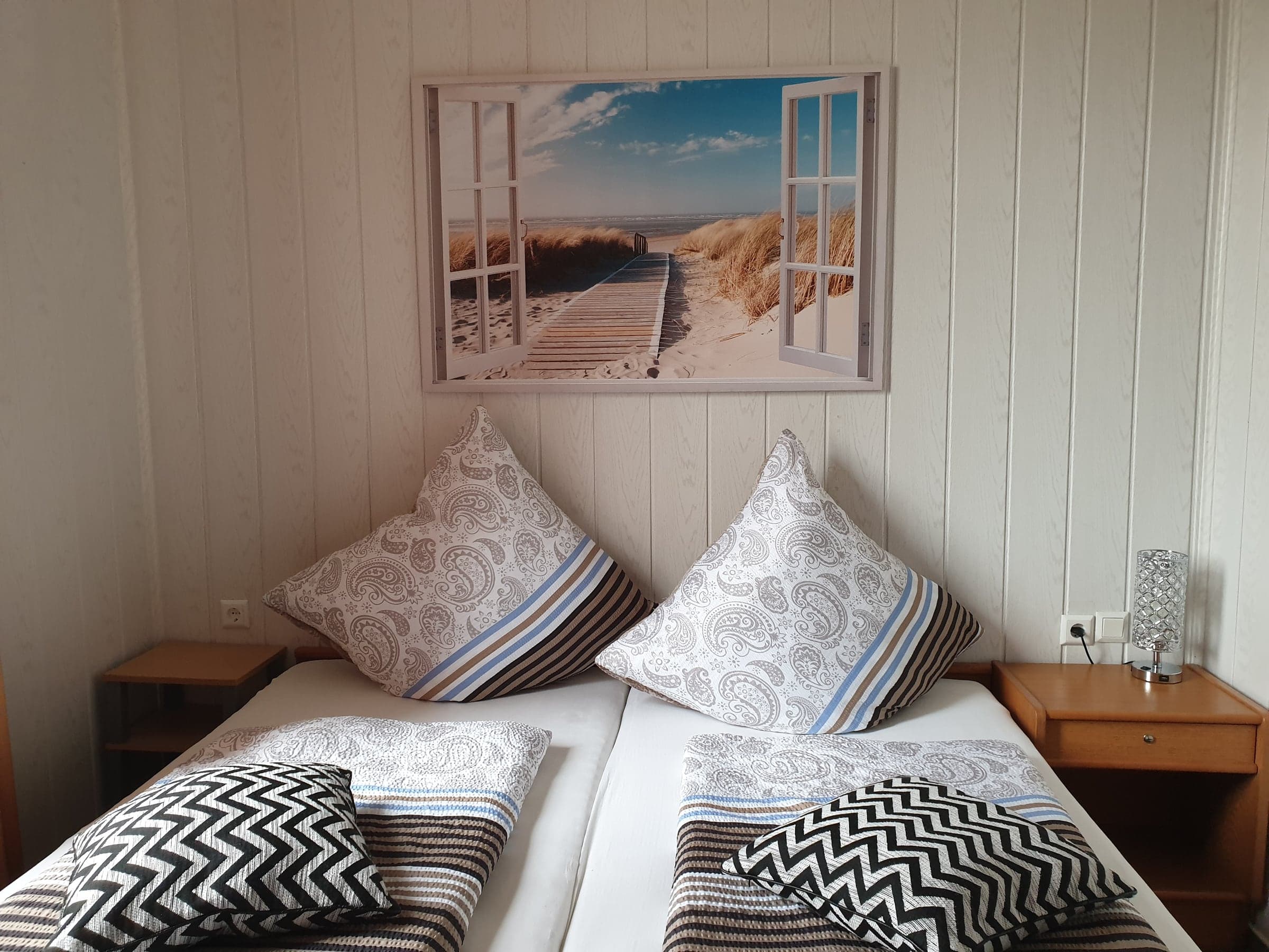 Doppelzimmer 2 mit Doppelbett und Nachttischen