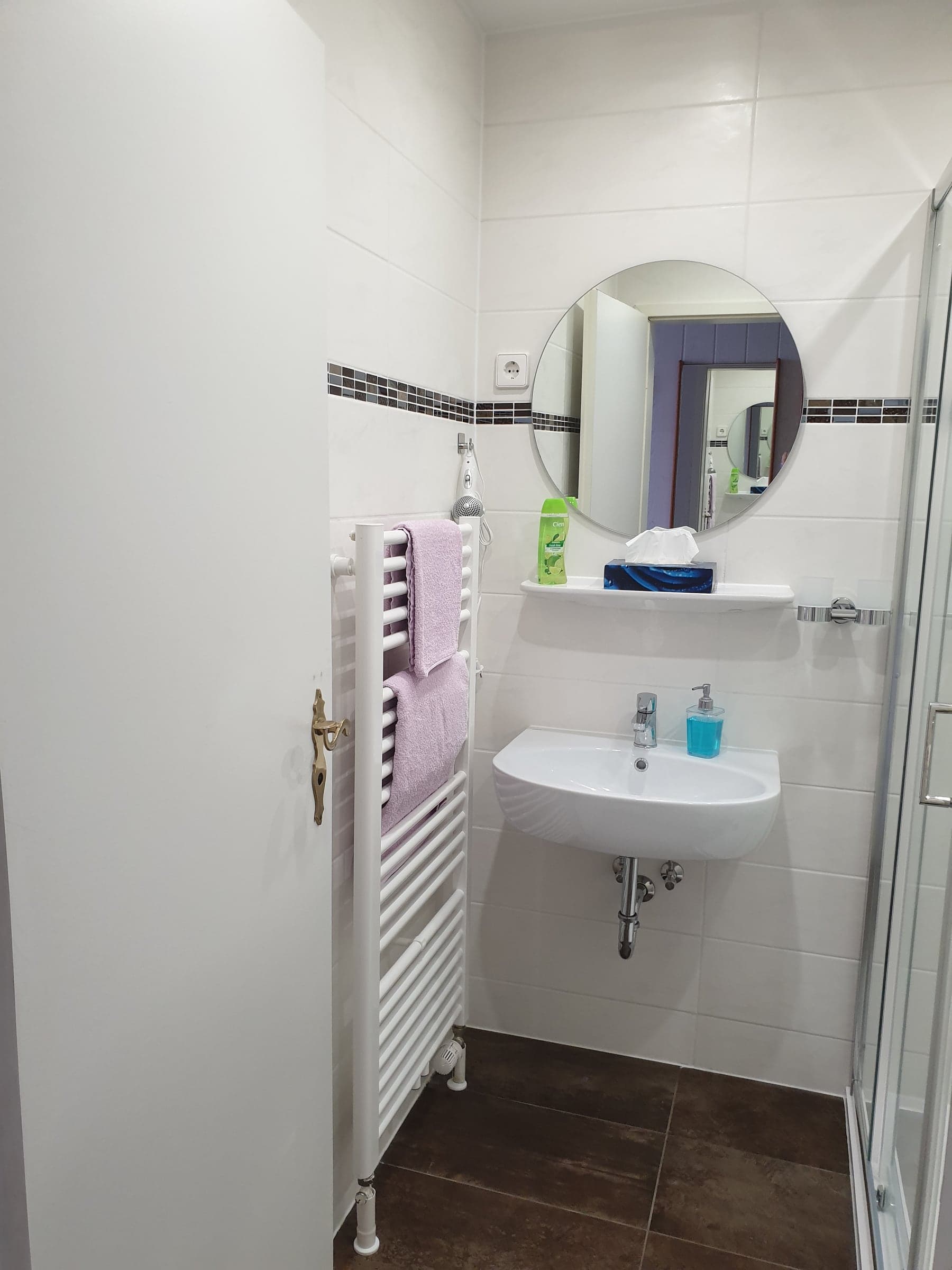 Bad von Doppelzimmer 2 mit Waschbecken und Handtuchheizkörper