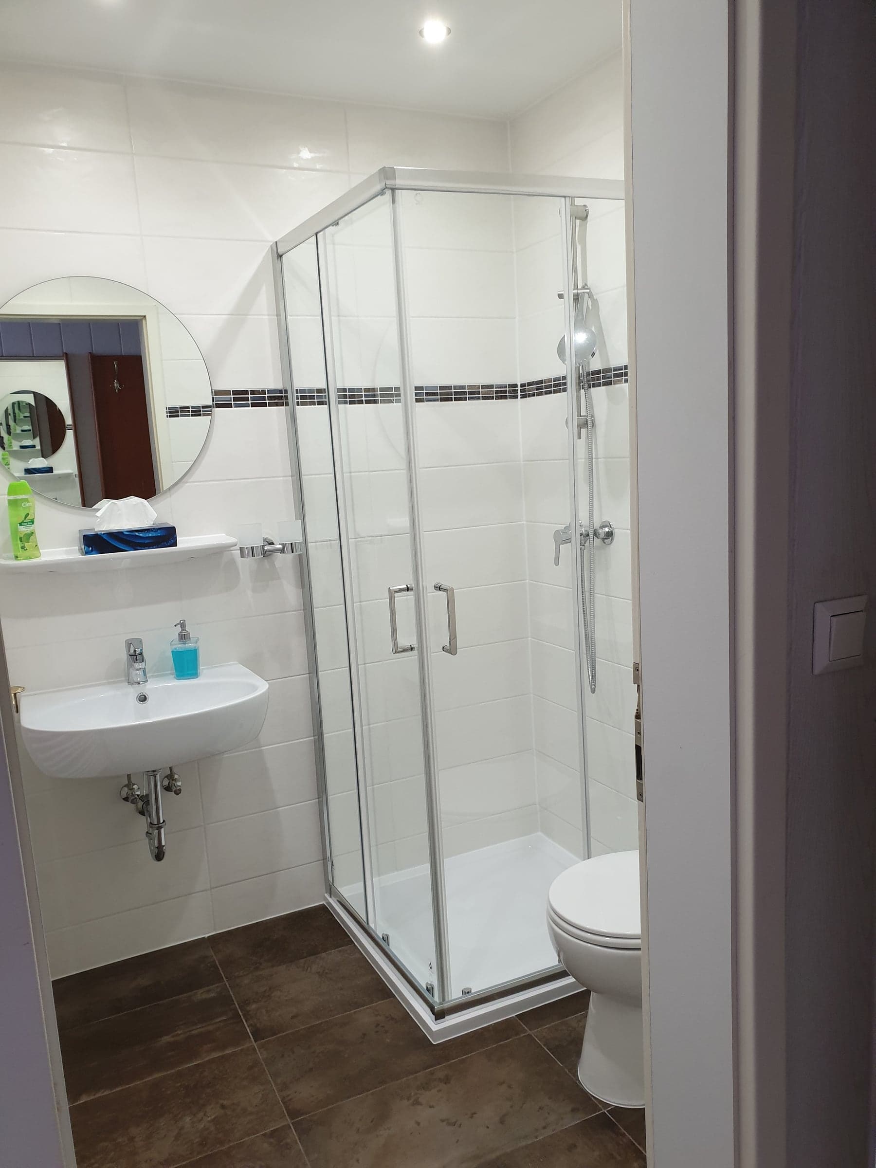 Bad von Doppelzimmer 2 mit Waschbecken und Dusche